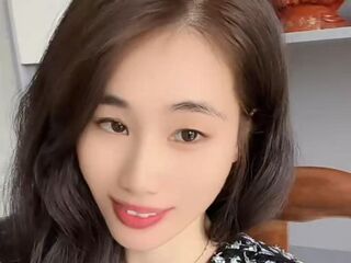 LeslieYi's Live cam member Profile Image